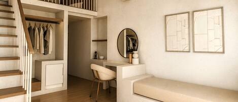 Un intérieur moderne avec un escalier, un bureau, une chaise et un banc.