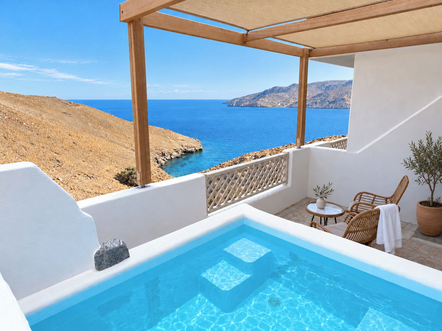 Zona de piscina con vista al mar, pérgola de madera y una pequeña mesa con sillas.