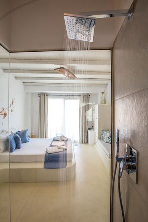 Junior suite, 1 slaapkamer, privézwembad, uitzicht op zee (Egeo) | Luxe beddengoed, een kluis op de kamer, een bureau, een laptopwerkplek