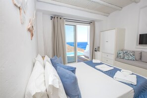 Juniorsvit - 1 sovrum - privat pool - havsutsikt (Egeo) | Sängtillbehör av högsta kvalitet och värdeförvaringsskåp på rummet
