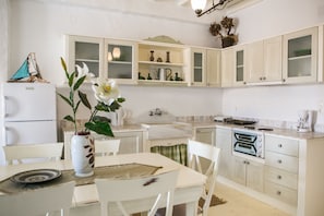 家庭套房, 2 间卧室, 海景 (Asvestoti) | 私人简易厨房 | 意式浓缩咖啡机、茶具/咖啡用具、电热水壶、高脚椅