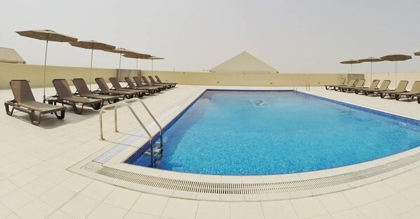 Outdoor pool, open 7 AM to 11 PM, pool umbrellas, sun loungers - Le Park Hotel (Doha)