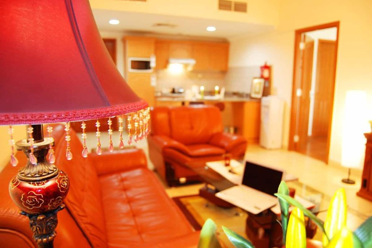 Suite Deluxe, cocina | Sala de estar | Televisión LCD