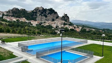 Piscine extérieure (ouverte en saison), parasols de plage