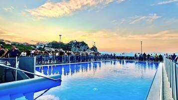 Piscina stagionale all'aperto, ombrelloni da piscina, lettini