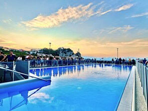 Zona de piscina con vista despejada al paisaje urbano de fondo.
