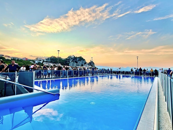 Piscine extérieure (ouverte en saison), parasols de plage