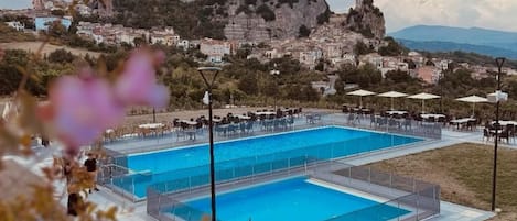 Piscine extérieure (ouverte en saison), parasols de plage