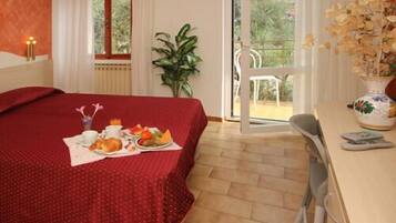 Camera Standard con letto matrimoniale o 2 letti singoli, balcone, vista lago | Vista dalla camera