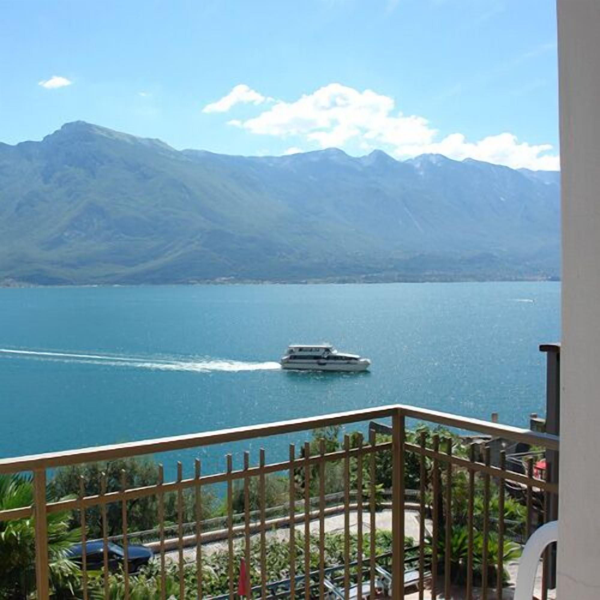 Un balcon avec vue sur un lac et des montagnes.