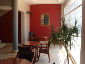 2 restaurants, breakfast served - Hotel Majaravique Sevilla (La Rinconada)