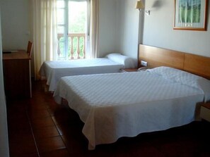 Triple Room | Desk, rollaway beds, free WiFi, bed sheets - Hotel Majaravique Sevilla (La Rinconada)
