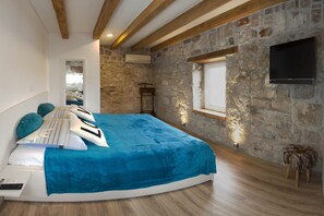 Sábanas italianas Frette y caja de seguridad en la habitación 