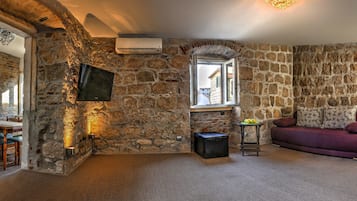 Televisión LCD de 60 cm con canales vía satélite y televisión