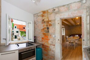 Fridge, electric kettle, toaster, highchair - Dioklecijan Exclusive Apartments (Split)