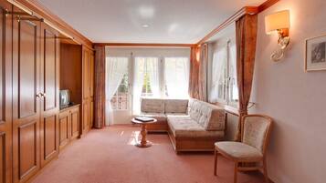 Appartement Standard, balcon, vue sur la montagne | Aire de séjour | Téléviseur