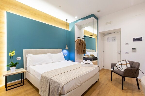 Superior Double Room Single Use | Minibar, in-room safe, individually decorated, desk - Hotel Plana (Caserta)