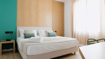 Kamar Double Junior | Minibar, brankas, didekorasi berbeda-beda, dan meja kerja