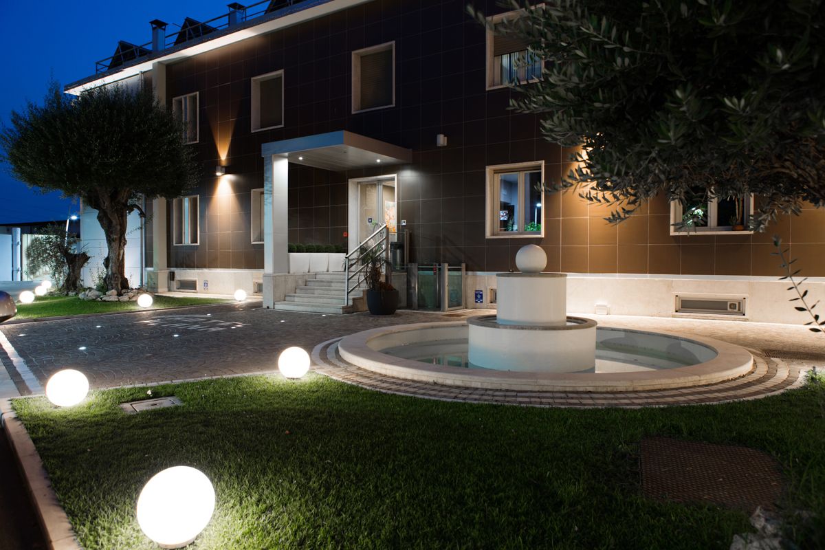 施設の正面 (日没後)