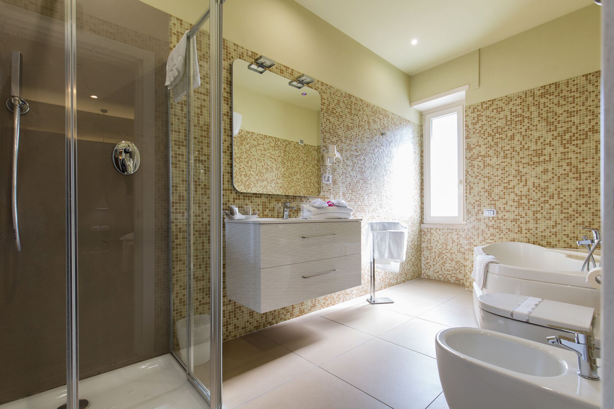 Doppia Superior | Bagno | Doccia, soffione a pioggia, asciugacapelli, pantofole