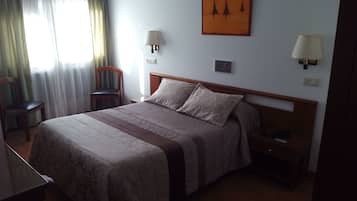 Habitació doble per a ús individual | Escriptori, planxa i posts de planxar i llits addicionals