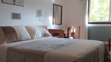 Habitació doble o amb dos llits individuals | Escriptori, planxa i posts de planxar i llits addicionals