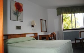 Desk, iron/ironing board, rollaway beds, free WiFi - Hostal Palas (A Coruña)