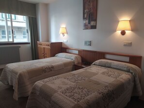 Kamer, 1 twee- of 2 eenpersoonsbedden | Een bureau, een strijkplank/strijkijzer, extra bedden, gratis wifi