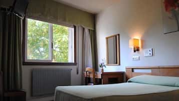 Een bureau, een strijkplank/strijkijzer, extra bedden, gratis wifi