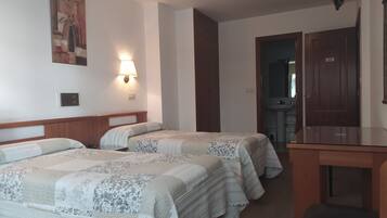 Kamer, 1 twee- of 2 eenpersoonsbedden | Een bureau, een strijkplank/strijkijzer, extra bedden, gratis wifi