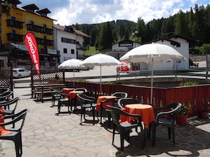 Breakfast, lunch, dinner served; Italian cuisine