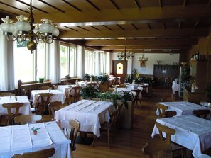 Breakfast, lunch, dinner served; Italian cuisine 