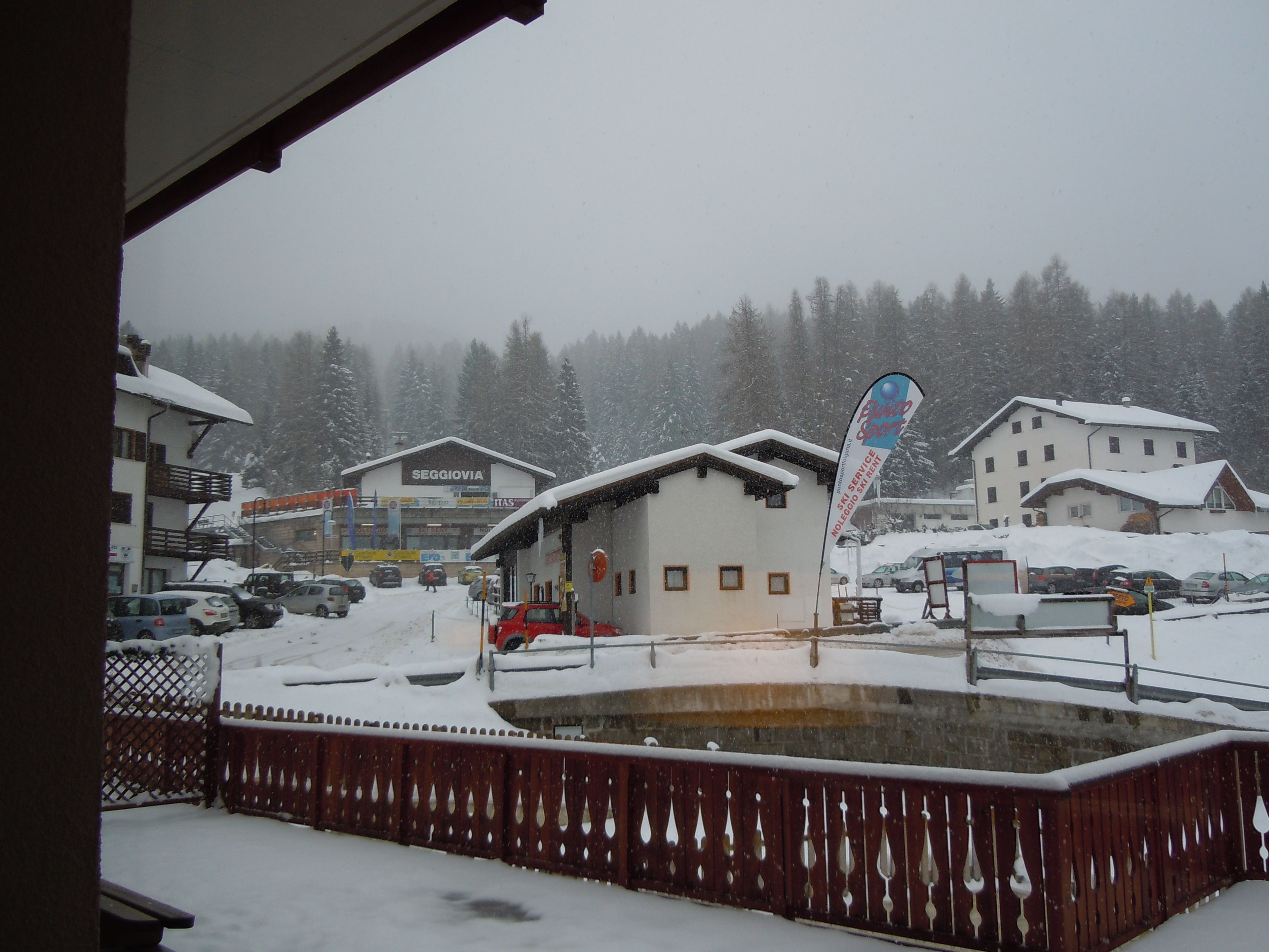 A snowy outdoor area with a building labeled "SEGGIOVIA" and a flag with "Berg Service" text.