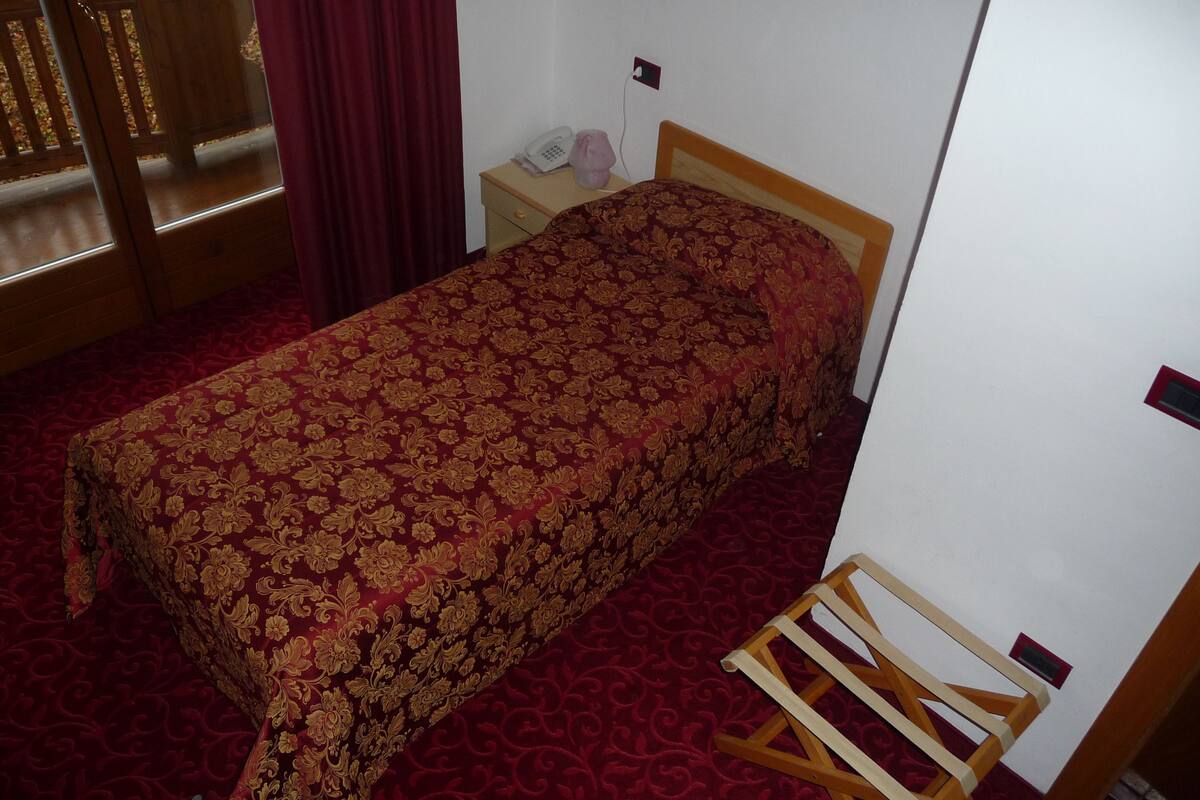 Standard Single Room, Mountain View | In-room safe, desk, blackout curtains, free WiFi