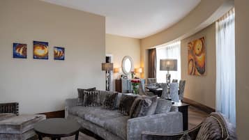 Suite présidentielle (Lounge Access) | Literie de qualité, lit avec matelas à plateau-coussin, minibar