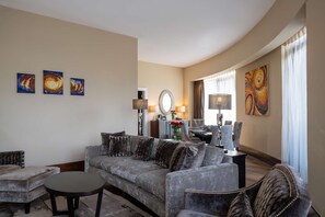 أغطية فراش متميزة وأسرّة بطبقة علوية مريحة وميني بار وخزنة داخل الغرفة