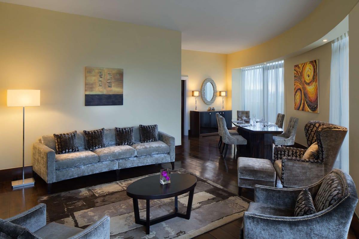 Ropa de cama de alta calidad, colchones con pillow-top y minibar