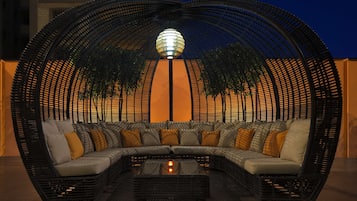 2 Bars/Lounges