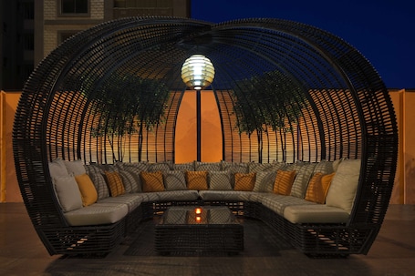 2 bars/lounges
