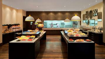 Café da manhã com buffet todos os dias (USD 25 por pessoa)