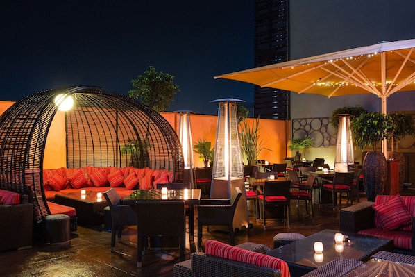 2 bars/lounges