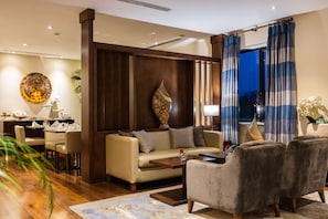 2 bars/lounges
