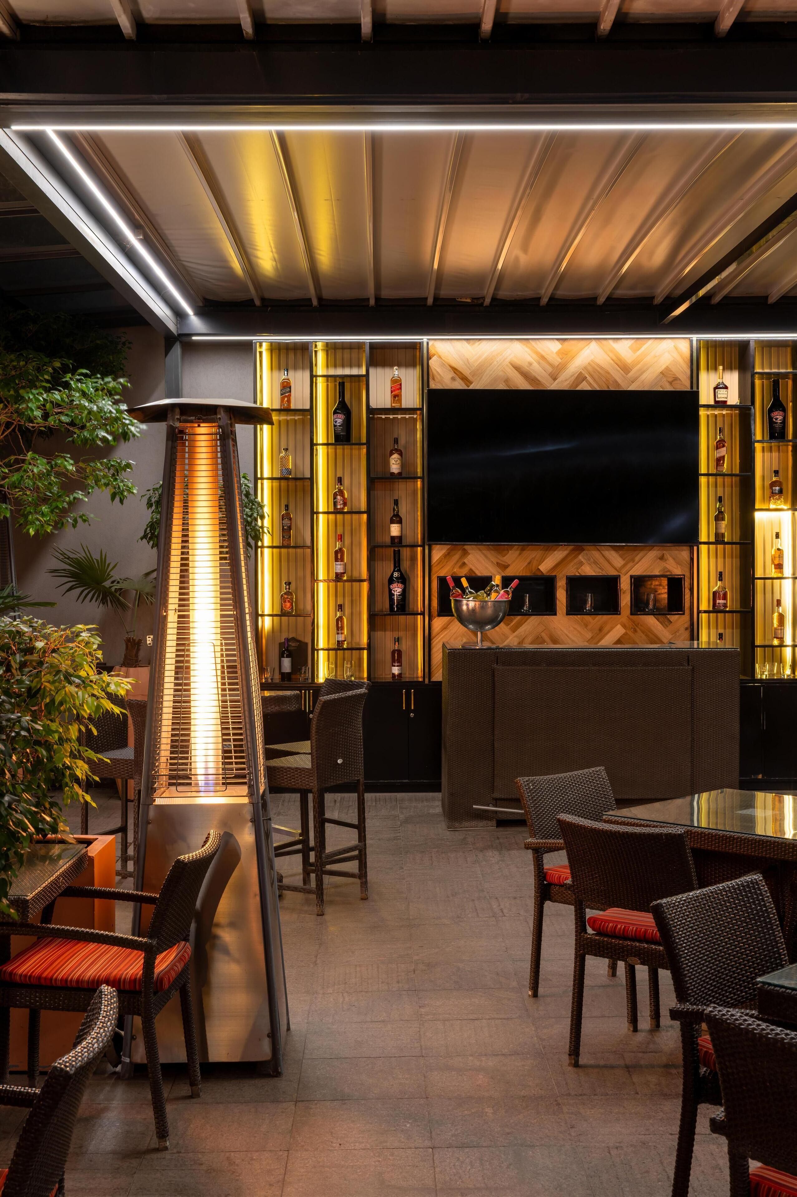 2 bars/lounges
