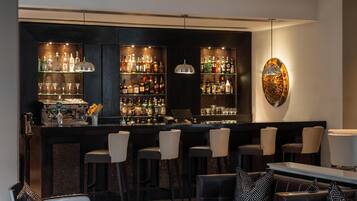 2 bars/lounges