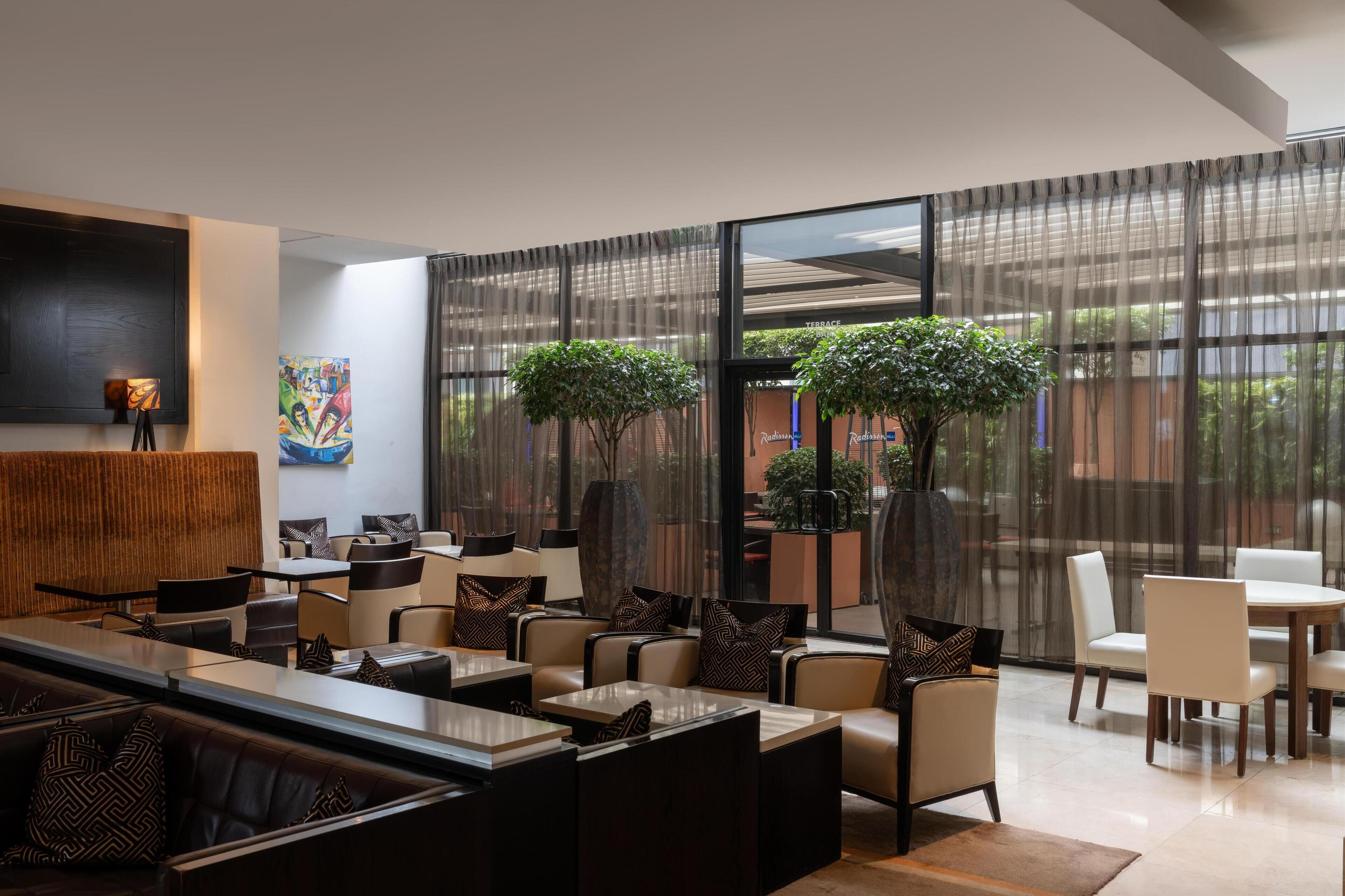 2 bars/lounges