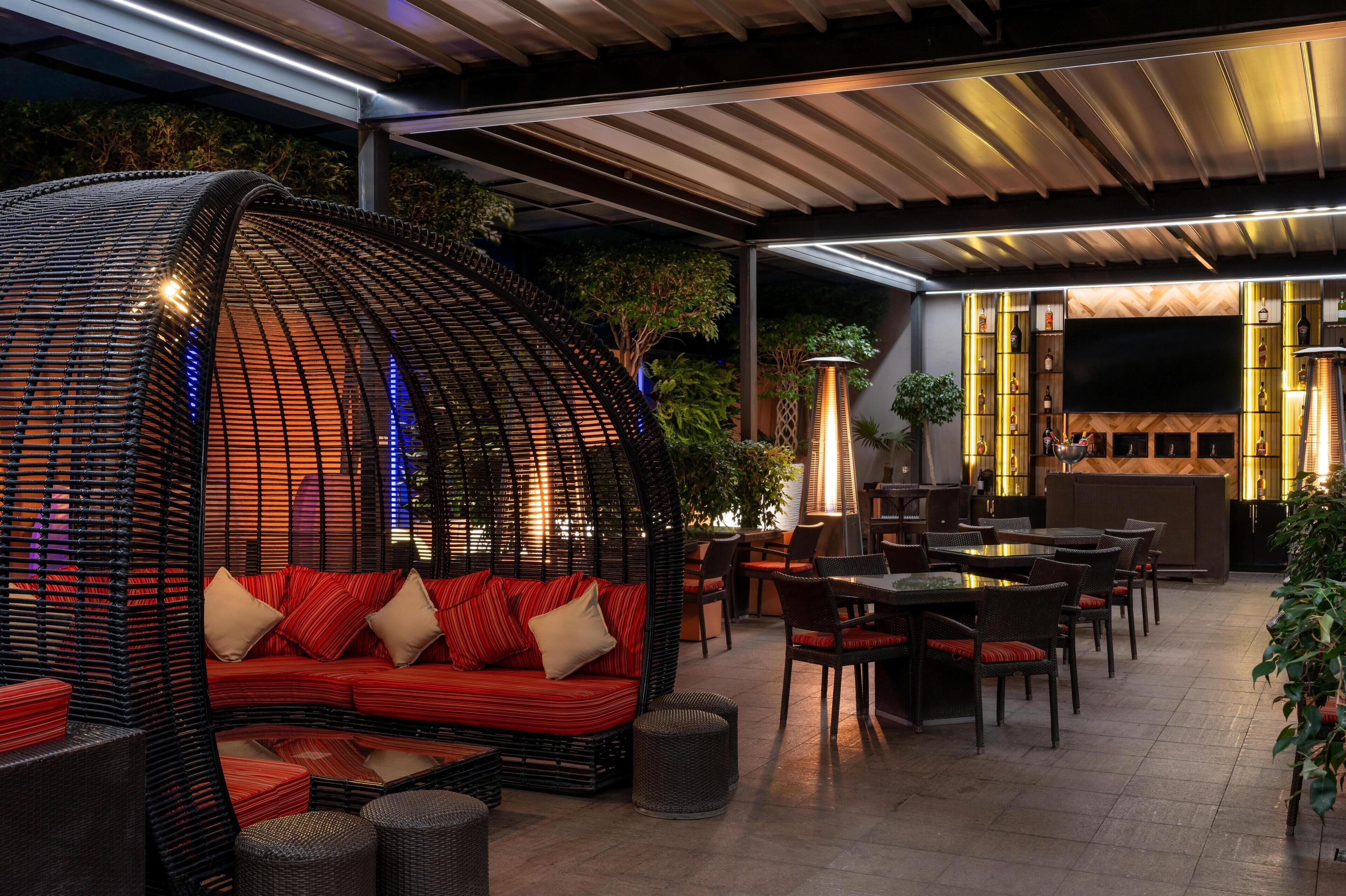 2 bars/lounges