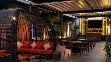 2 bars/lounges