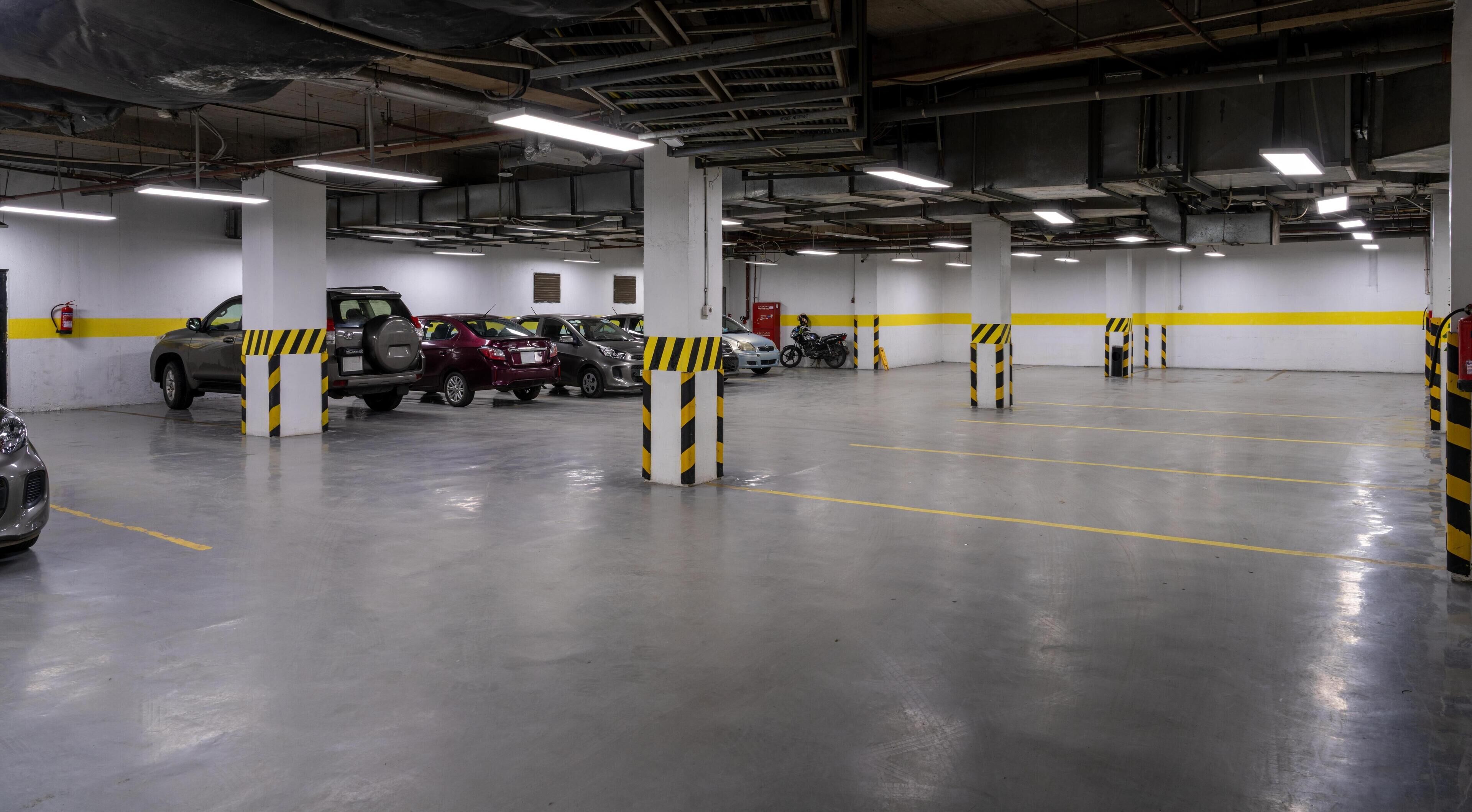 Ett parkeringshus med flera våningsplan där ett antal bilar är parkerade.