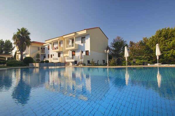 Seasonal outdoor pool, open 8 AM to 7 PM, pool umbrellas, pool loungers