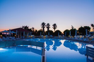 Una piscina al aire libre de temporada, sombrillas